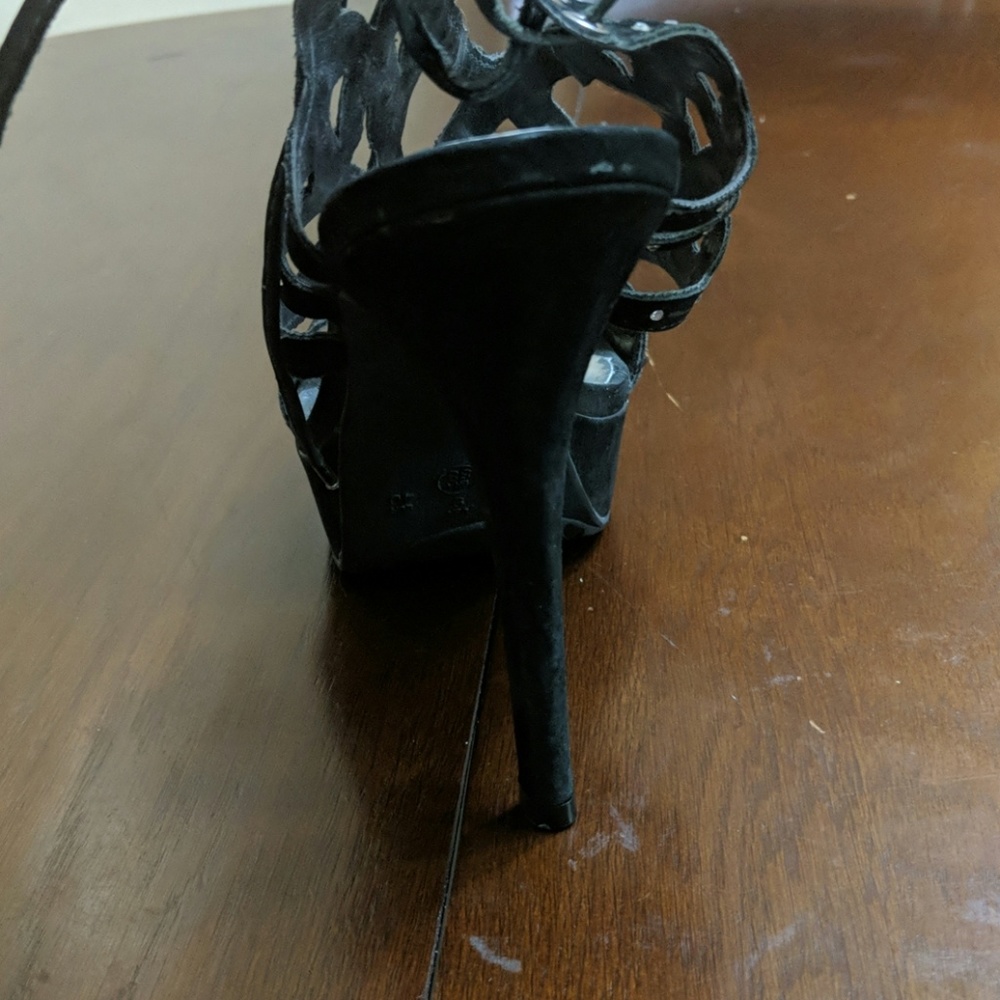Shoes - Picture 4 of 4